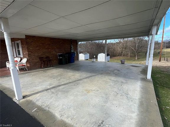 3rd image of 512 Arlington St