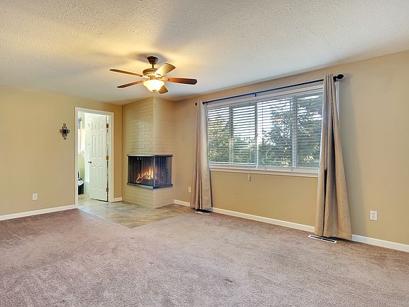 Mstr bdrm w/fireplace