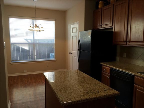 5th image of 910 Fish Creek Dr