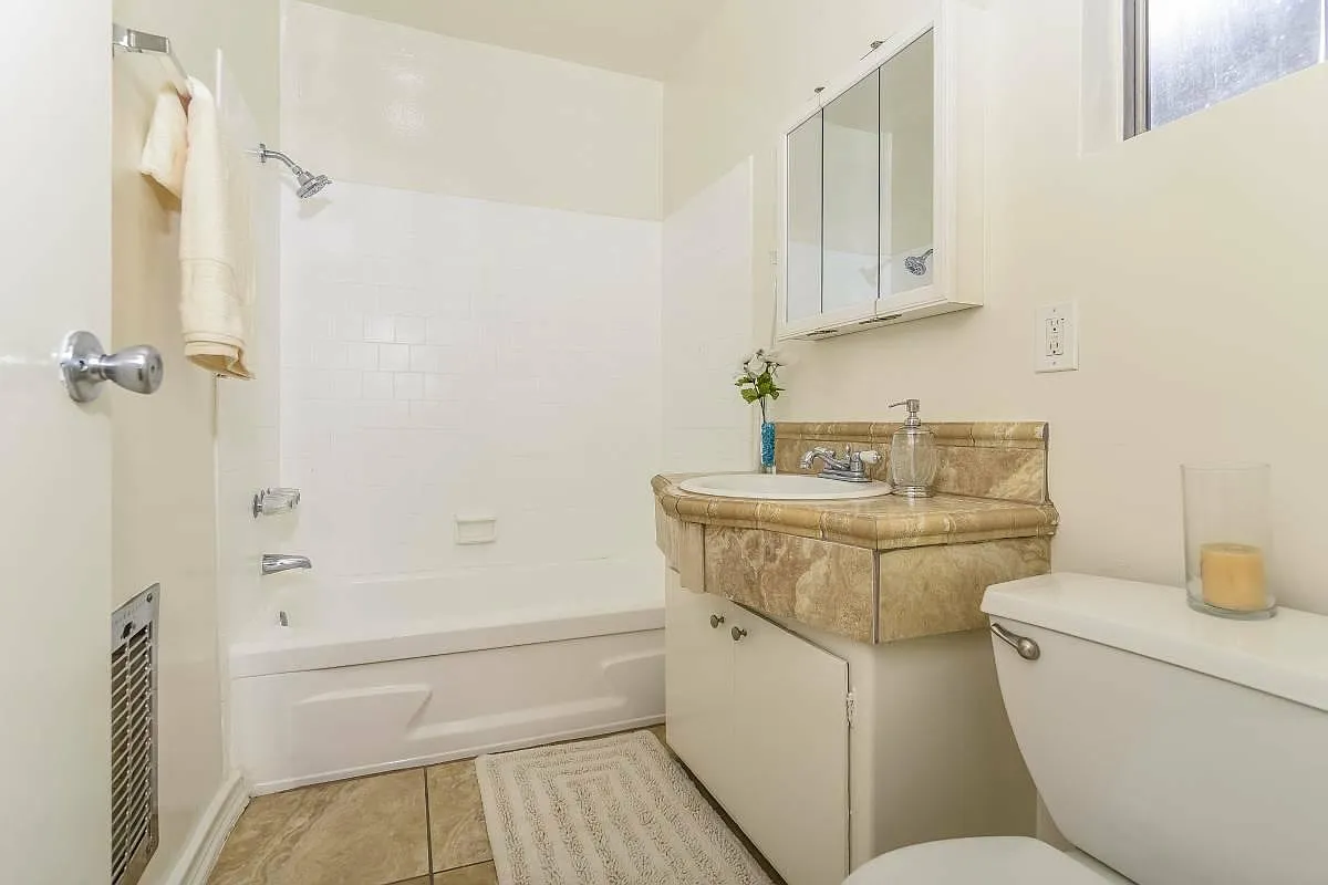 400 E Live Oak St — Photo 1
