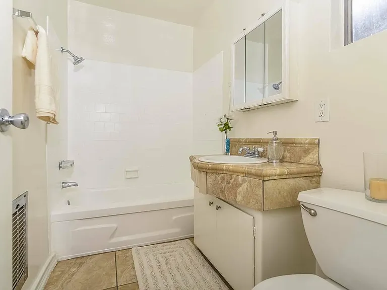 400 E Live Oak St — Photo 1