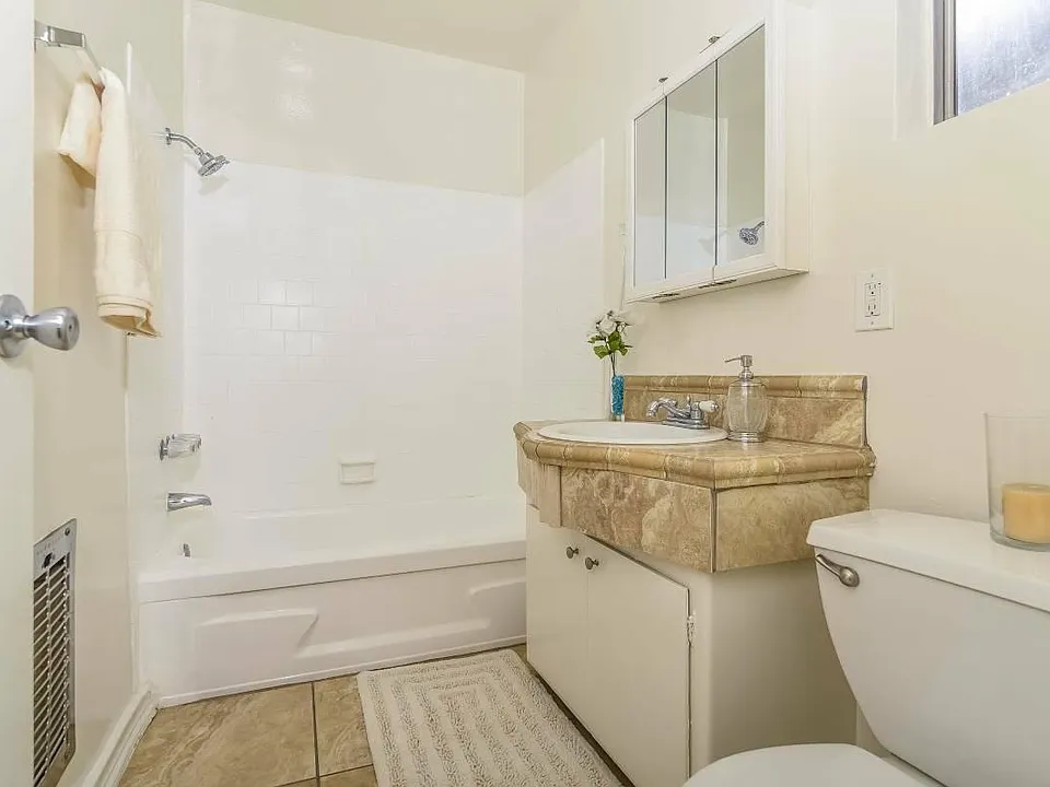 400 E Live Oak St
