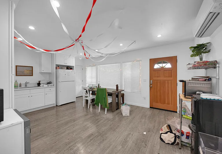 570 N Cambridge St — Photo 2