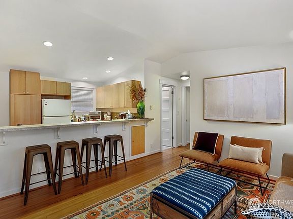 4th image of 1574 NE Parkview Drive #9