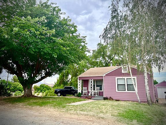 Welcome home to this cute cottage!