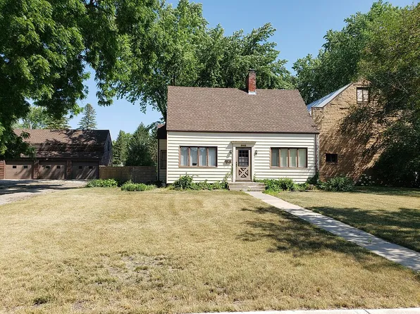 802 E Walnut Ave, Olivia, MN 56277
