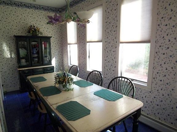 Kitchen eating area