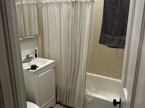 5th image of 1528 W Wellington Ave #1