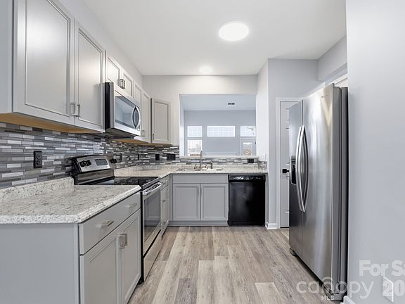 3rd image of 7978 Mariners Pointe Cir