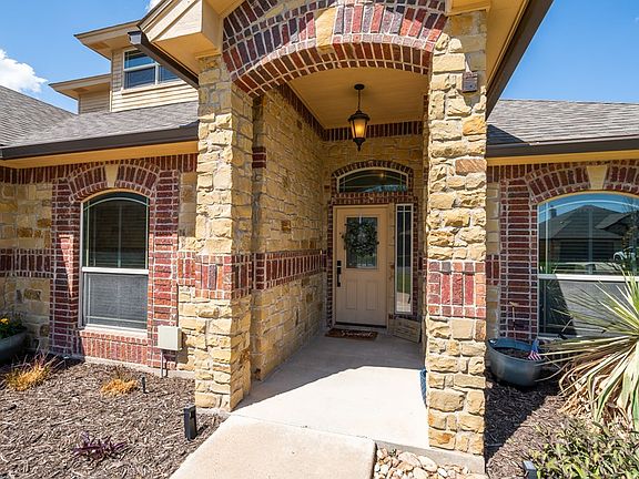3rd image of 3918 Caroline Ln