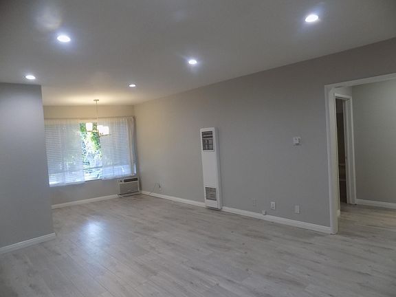 4th image of 646 S Barrington Ave #100