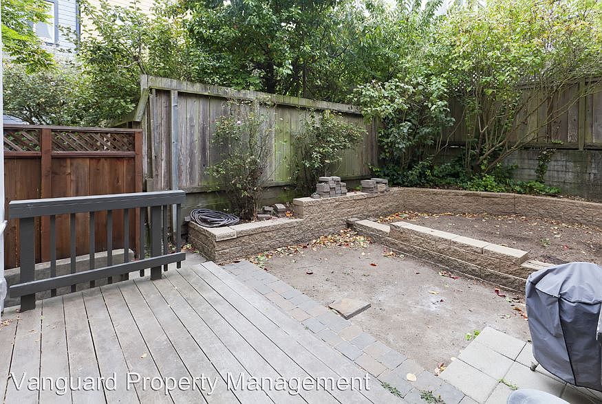 1st image of 1425 Oak St #1425