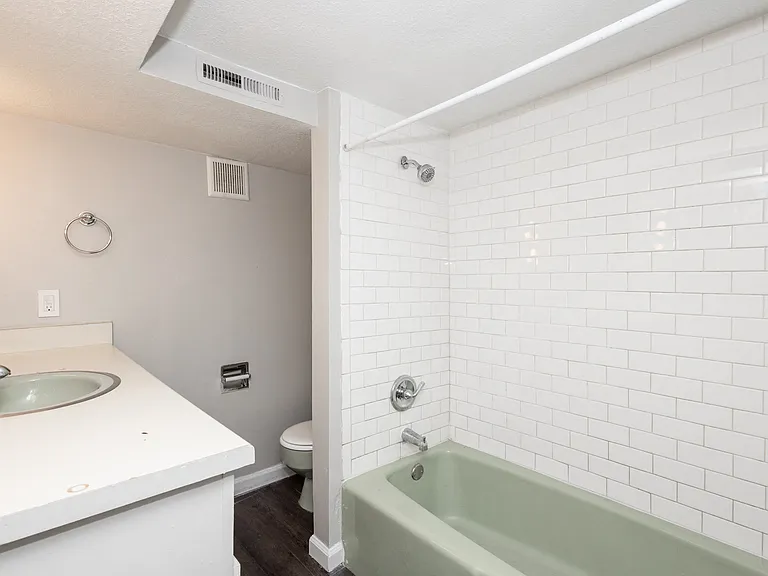 1400 Clermont — Photo 17