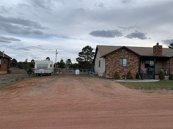 Driveway with lots of space 