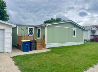 716 Holiday Park Vlg, Jamestown, ND 58401