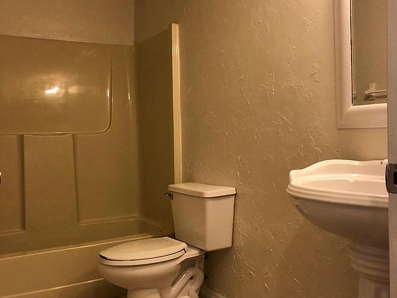 Large Updated Guest Bath!