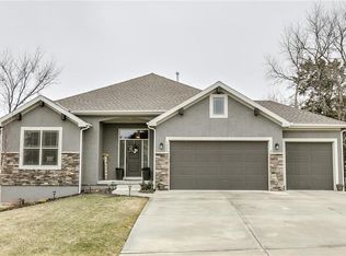 706 Pine Ct, Basehor, KS 66007