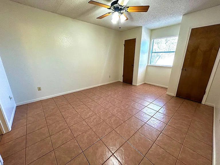 215 Bridle Dr — Photo 9