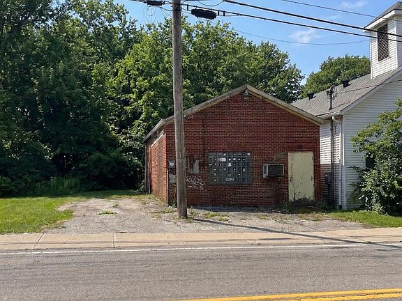 2nd image of 1909 Petersburg Rd