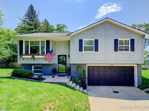 1746 Briarcliff Dr NE, Grand Rapids, MI 49505