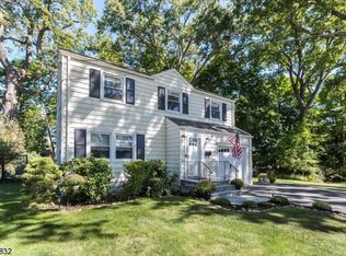 9 Clover Ln, Verona, NJ 07044