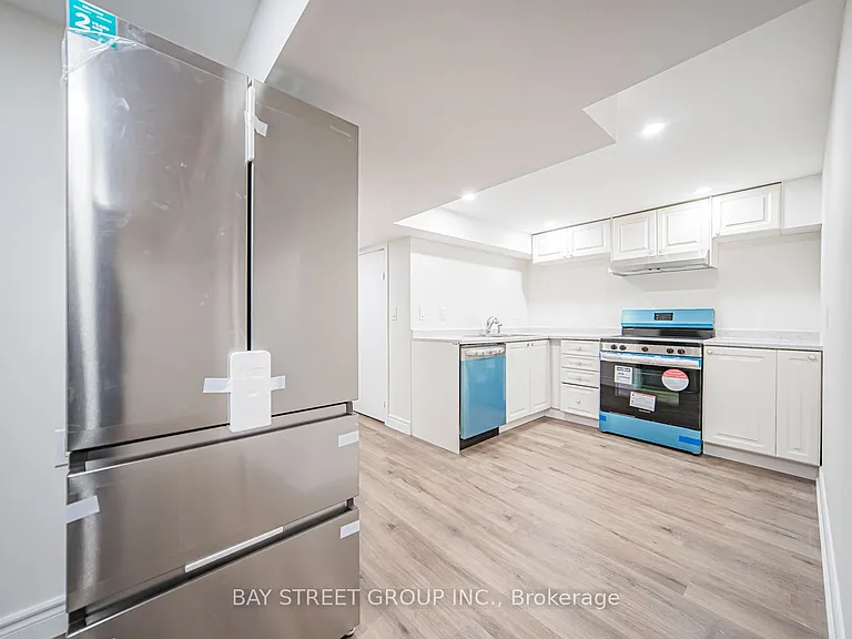 538 Queens Dr #BASEMENT — Photo 7