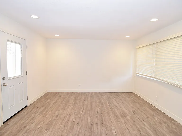 1295 Elm Ave #E — Photo 9