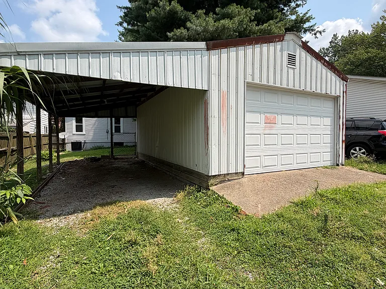 1325 Vance Ave — Photo 2