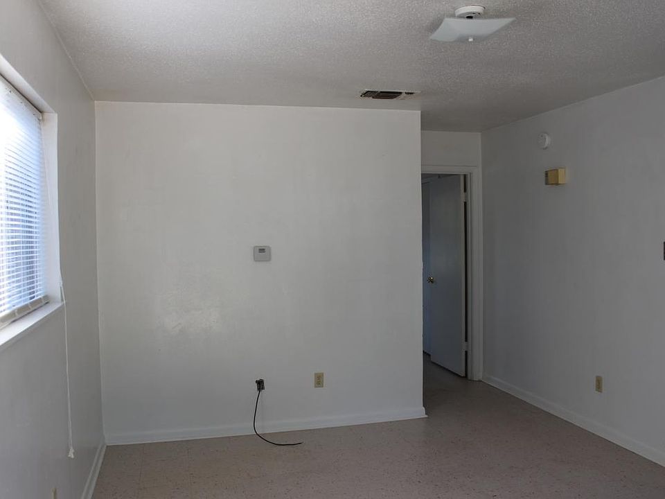 1st image of 405 Rockwood Ln