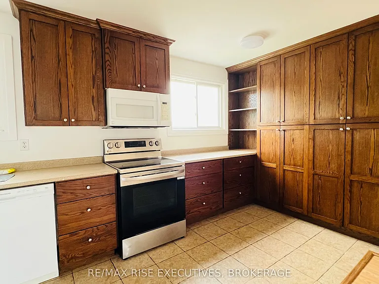 863 Datzell Ln — Photo 3