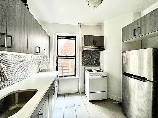 3rd image of 28 Saint Nicholas Pl APT 4A