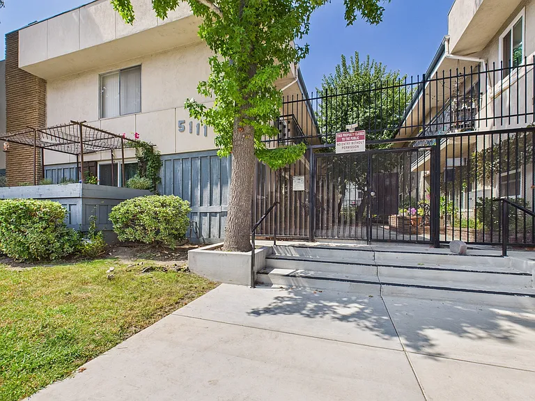 Buffalo Sherman Oaks Apartments — Photo 39