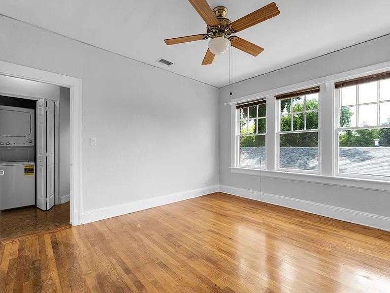 2557 Myra St — Photo 11