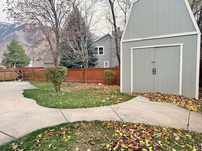 6 bed, 3.5 bath, 4318 sqft, $3,456 — Photo 2