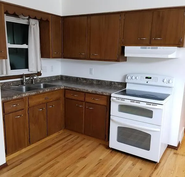 1097-1099 Laurel Ct — Photo 3