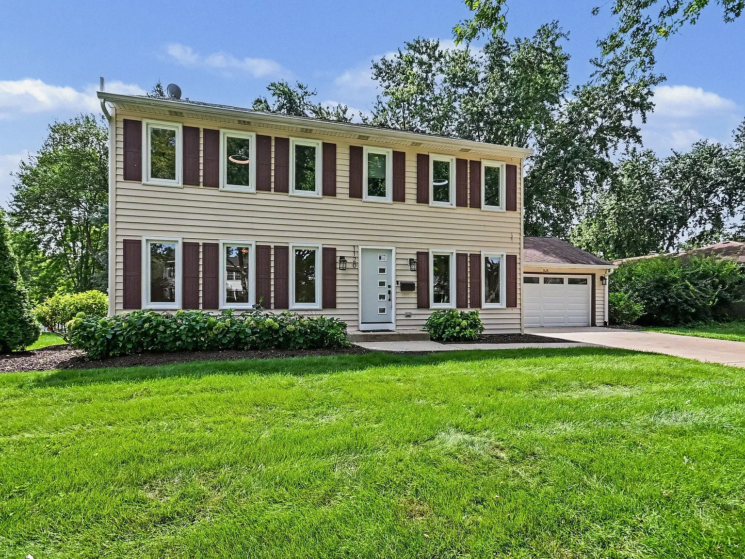 4 bed, 2.5 bath, 2160 sqft, $4,400 — Photo 3