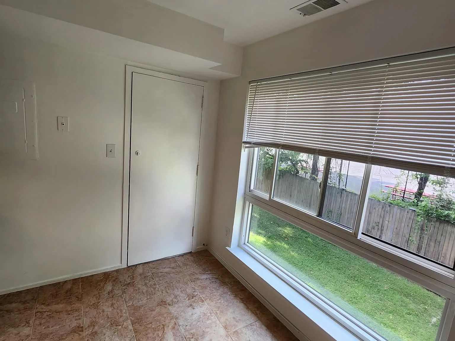 1 bed, 1053 sqft, $2,000 — Photo 4