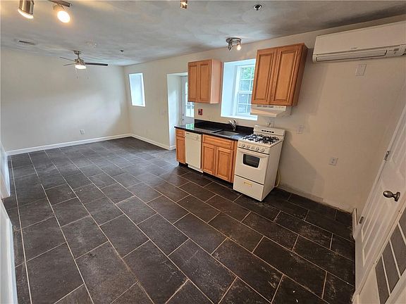 4th image of 265 Sayles Ave Unit 8