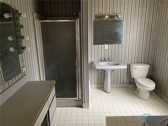 3rd image of 909 Woodward Ave