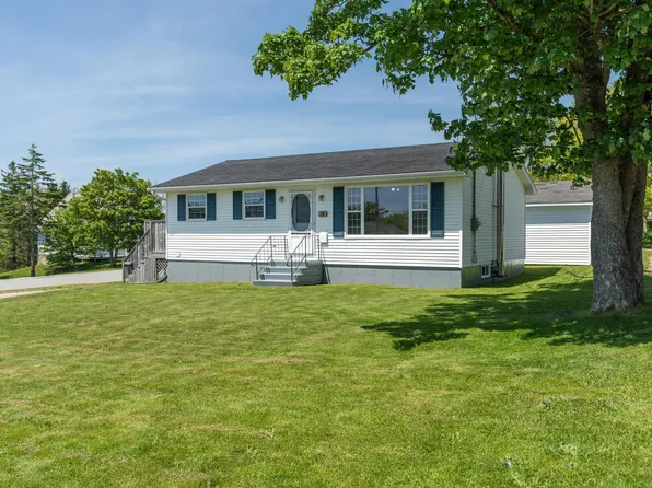38 Hibernia St, Yarmouth, NS B5A 2M6