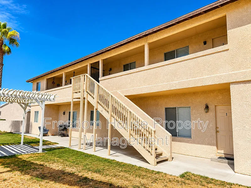 3 bed, 2.0 bath, 1077 sqft, $1,436 — Photo 1