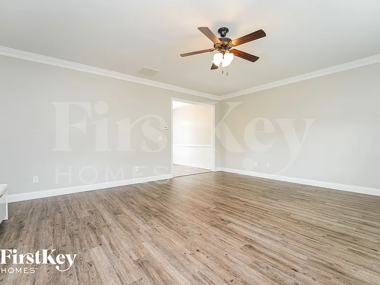 1035 Sutherland Dr — Photo 2