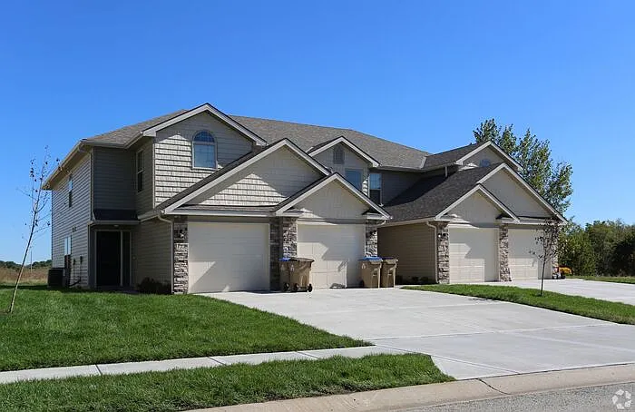 3 bed, 2.5 bath, 1357 sqft, $1,705 — Photo 1