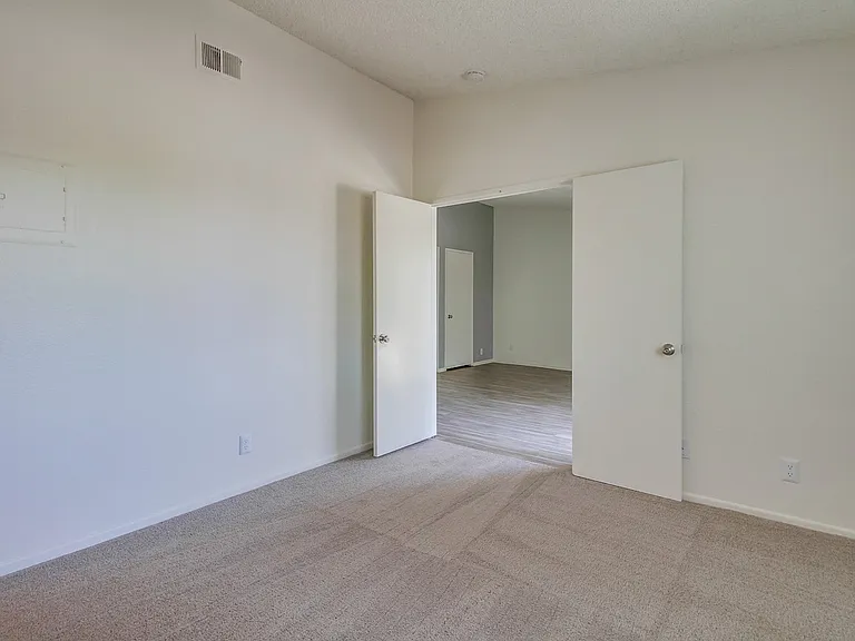 Harbor Cliff Apartments — Photo 18