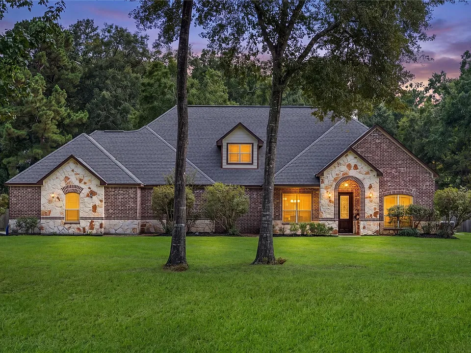 818 Commons Lake Edge Dr