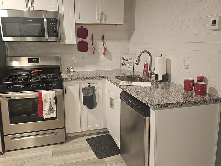 LIV Lakeview — Photo 20