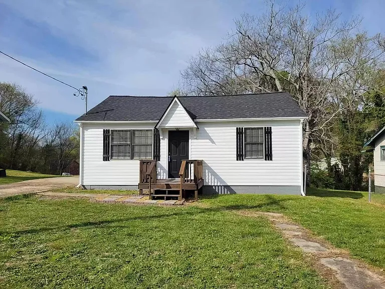 611 Shannon Ave — Photo 1