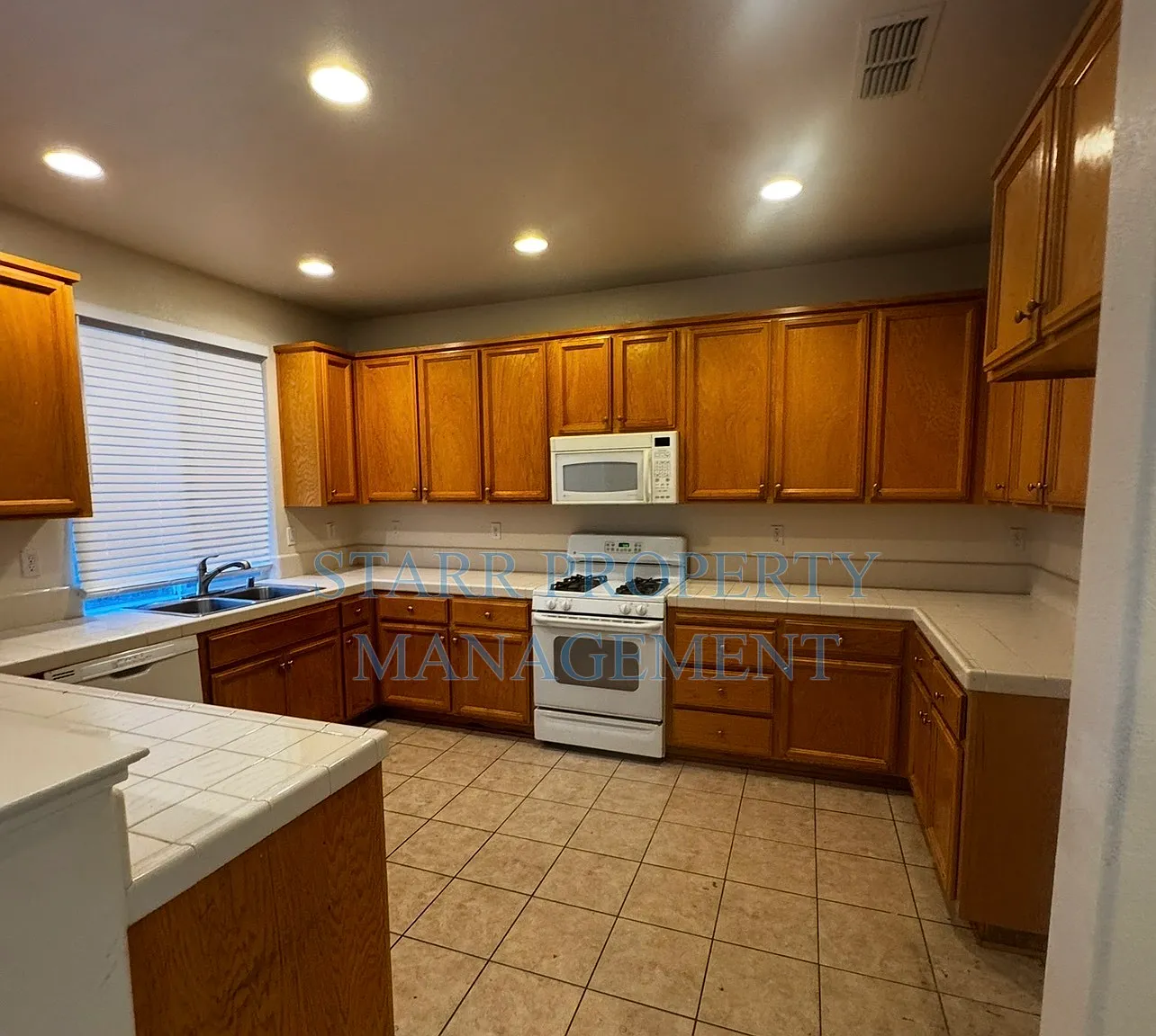 4 bed, 3.0 bath, 2319 sqft, $2,895 — Photo 4
