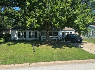 1304 N Indian Ln, Independence, MO 64056