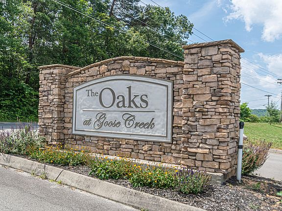 3rd image of 811 Quiet Oaks Way